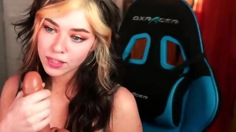 Hot Amateur Webcam Teen Masturbates For Their Fans
